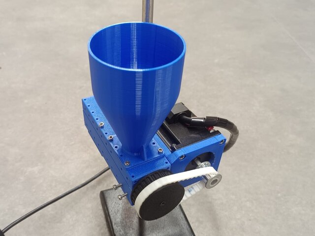Pellet dispenser – image 3 of 17