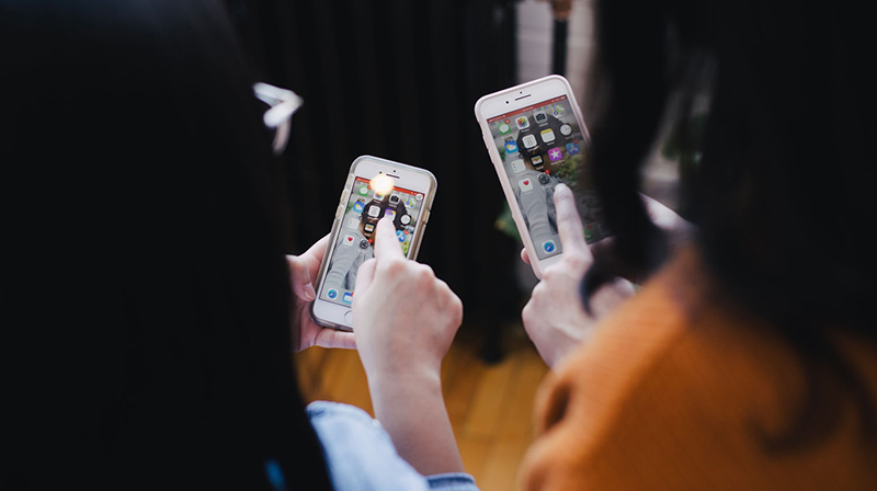 Women using smartphone apps | Cad Crowd Women-using-smartphone-apps